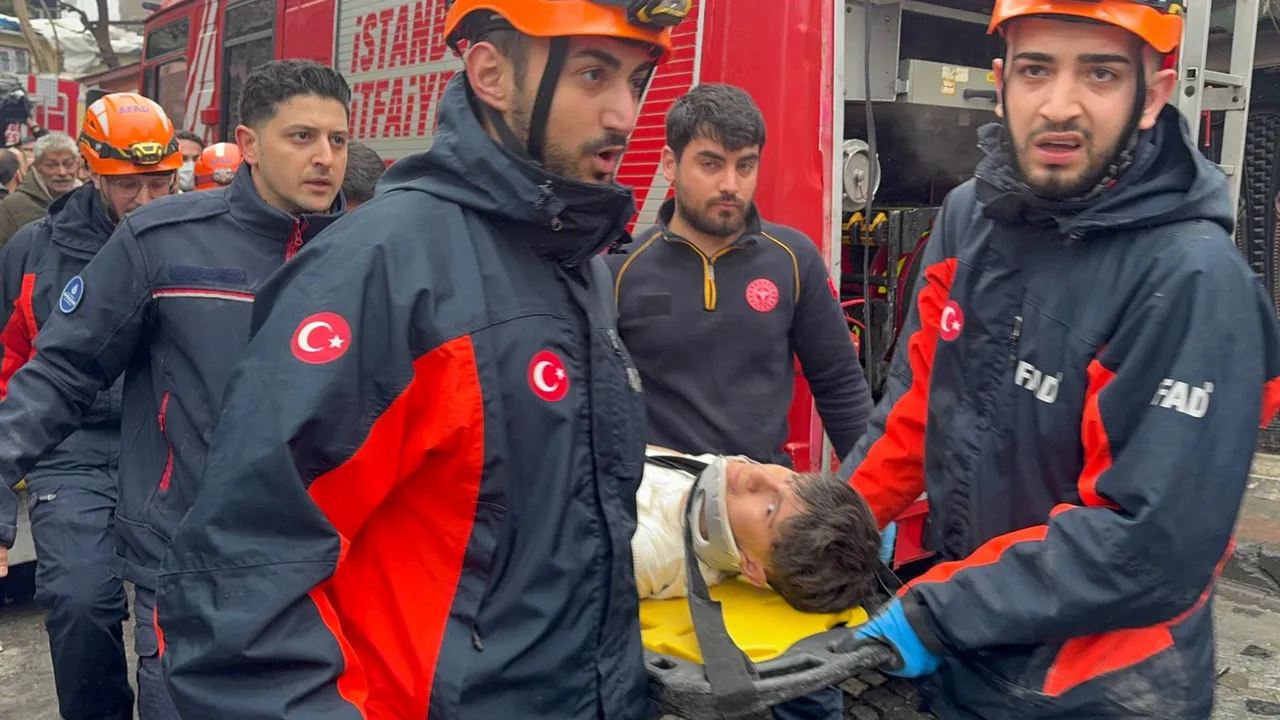 Valilikten açıklama geldi! İstanbulda deprem mi oldu, Fatihte bina neden çöktü?