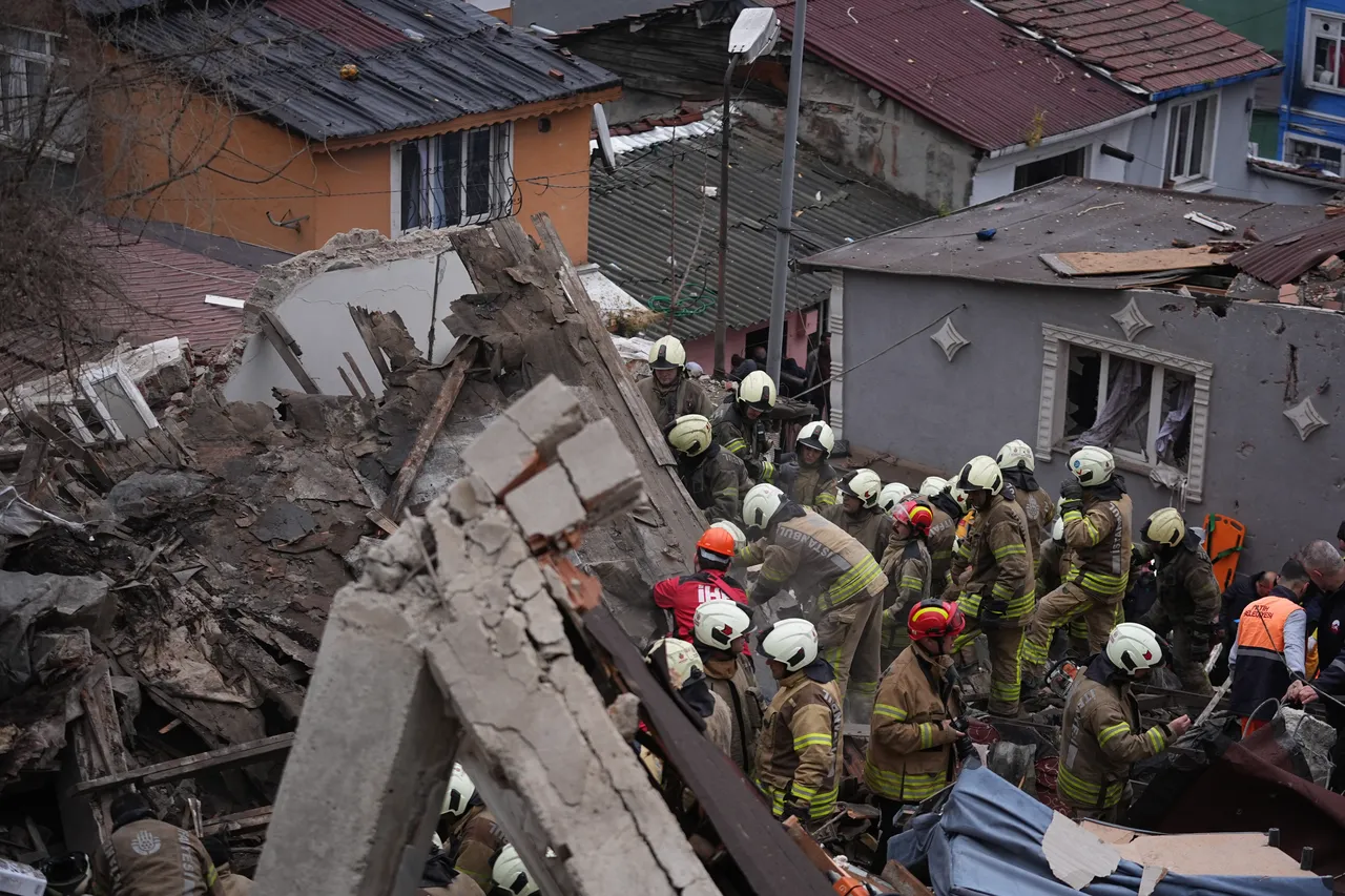 Valilikten açıklama geldi! İstanbulda deprem mi oldu, Fatihte bina neden çöktü?