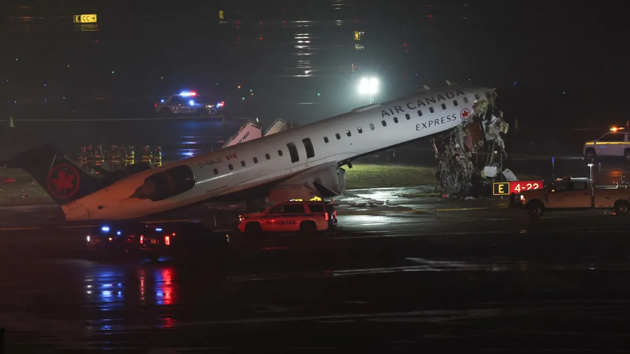 ABD'de iniş sırasında felaket: Yolcu uçağı pistte itfaiye aracına çarptı