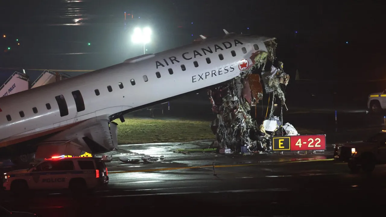 ABD'de iniş sırasında felaket: Yolcu uçağı pistte itfaiye aracına çarptı
