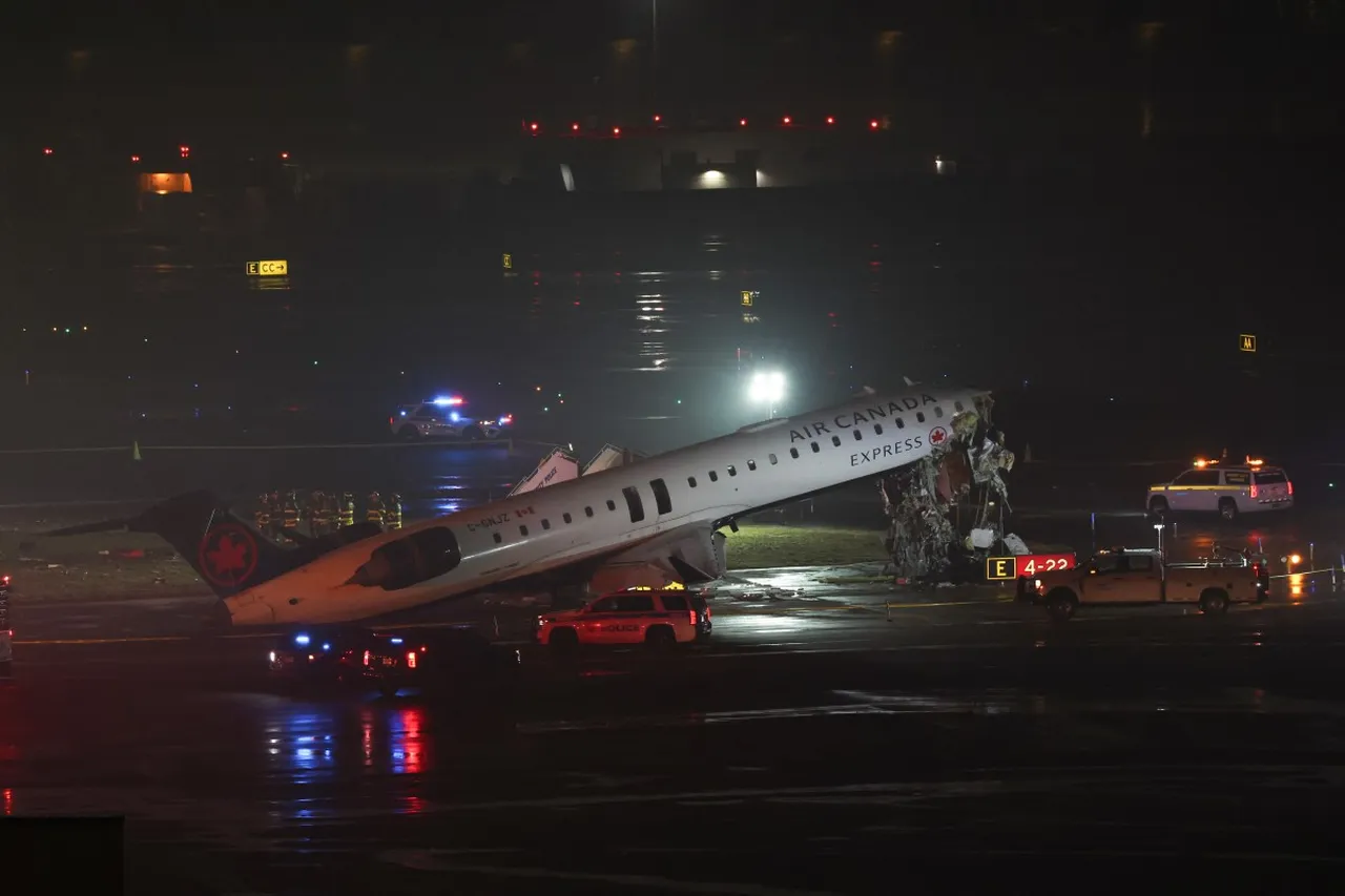 ABD'de iniş sırasında felaket: Yolcu uçağı pistte itfaiye aracına çarptı