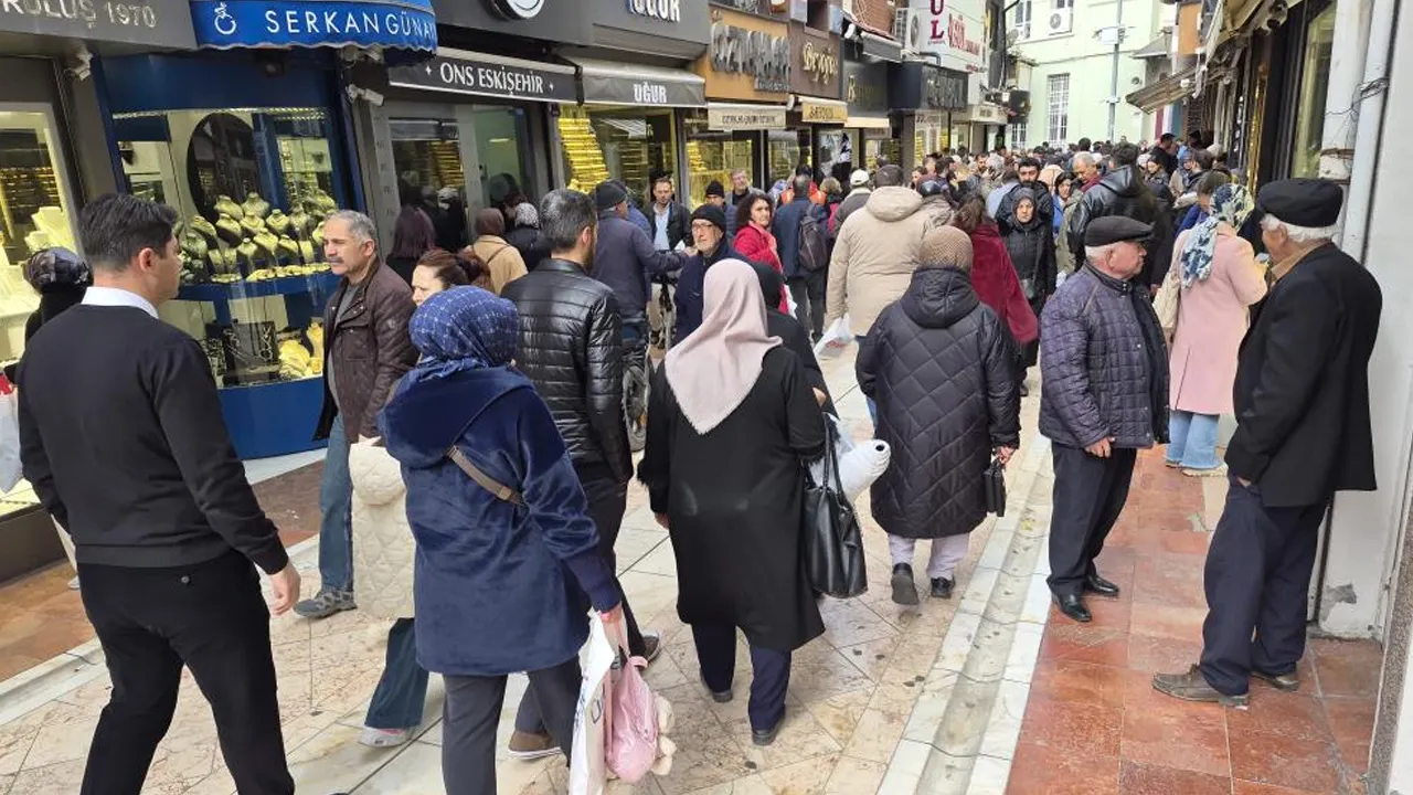 Altın fiyatları duyanlar kuyumculara akın etti