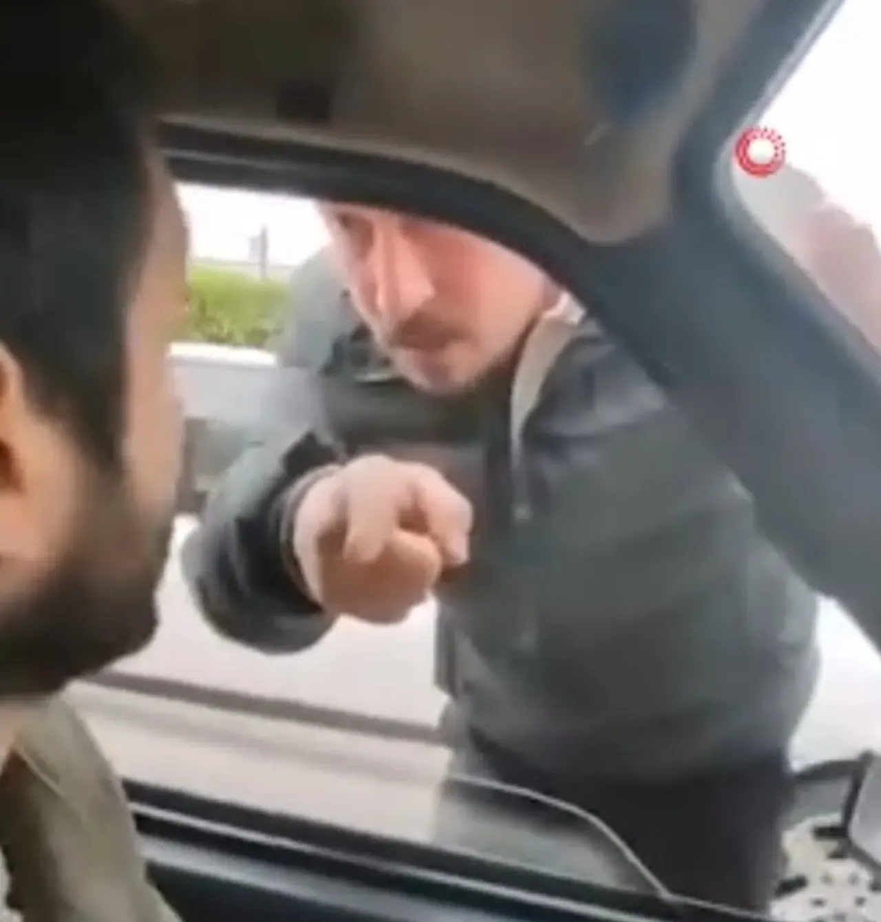 Araçtan inip sürücüye saldırdı! Yeni kanuna göre bir sürü ceza ödeyecek