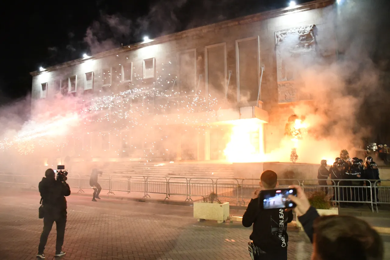 Arnavutluk'ta hükümet karşıtı protestolar şiddetlendi! Sokaklar taştı, Başbakanlık binası ateşe verildi