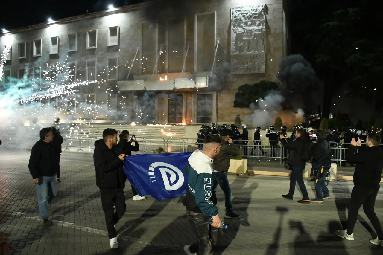 Arnavutlukta hükümet karşıtı protestolar şiddetlendi! Sokaklar taştı, Başbakanlık binası ateşe verildi
