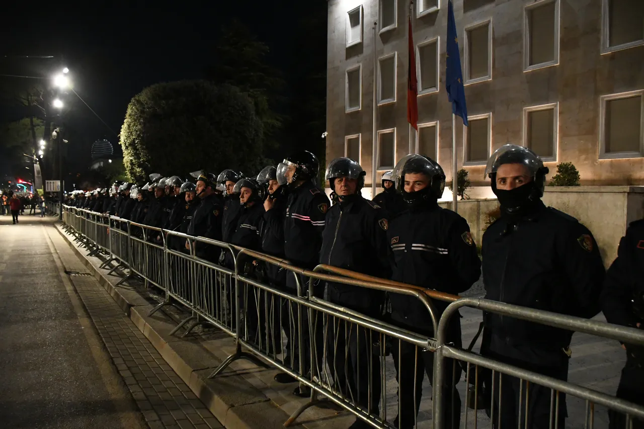 Arnavutlukta hükümet karşıtı protestolar şiddetlendi! Sokaklar taştı, Başbakanlık binası ateşe verildi