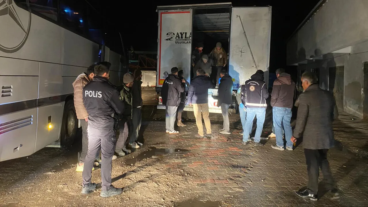 Çankırı'da tır dorsesinden onlarca düzensiz göçmen çıktı