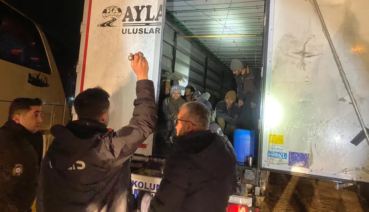 Çankırıda tır dorsesinden onlarca düzensiz göçmen çıktı
