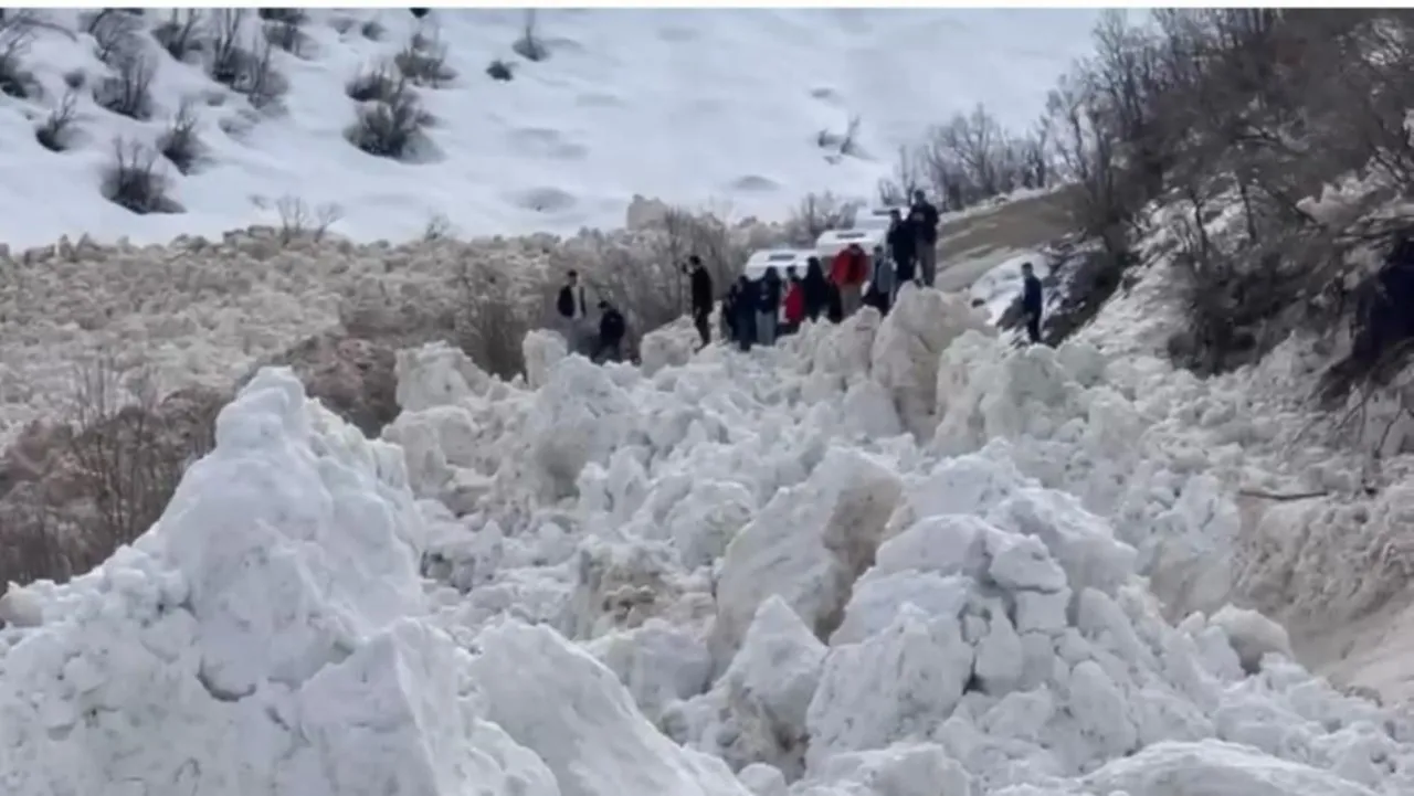 Facianın eşiğinden dönüldü: Öğrenci servisi çığdan son anda kurtuldu!