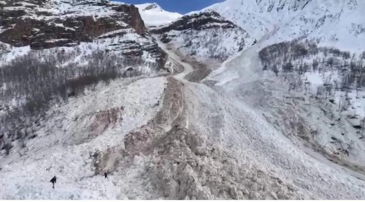 Facianın eşiğinden dönüldü: Öğrenci servisi çığdan son anda kurtuldu!
