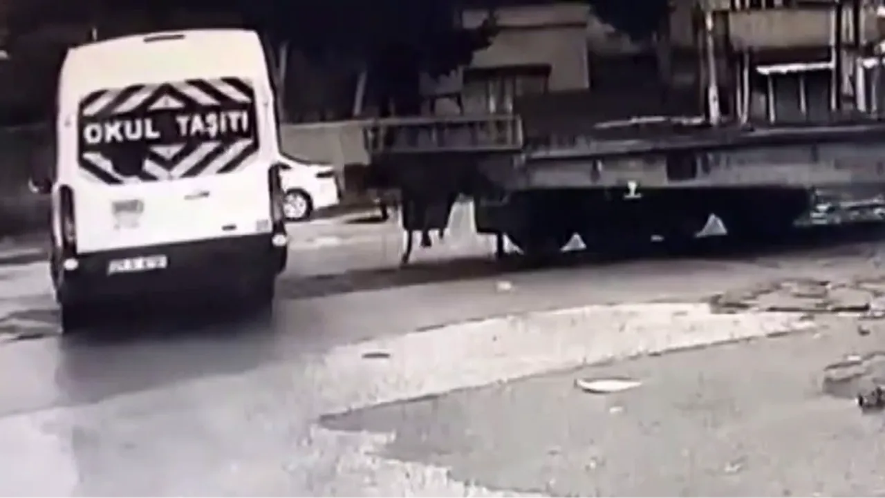 Hemzemin geçitte öğrenci servisine tren çarptı! O anlar kamerada