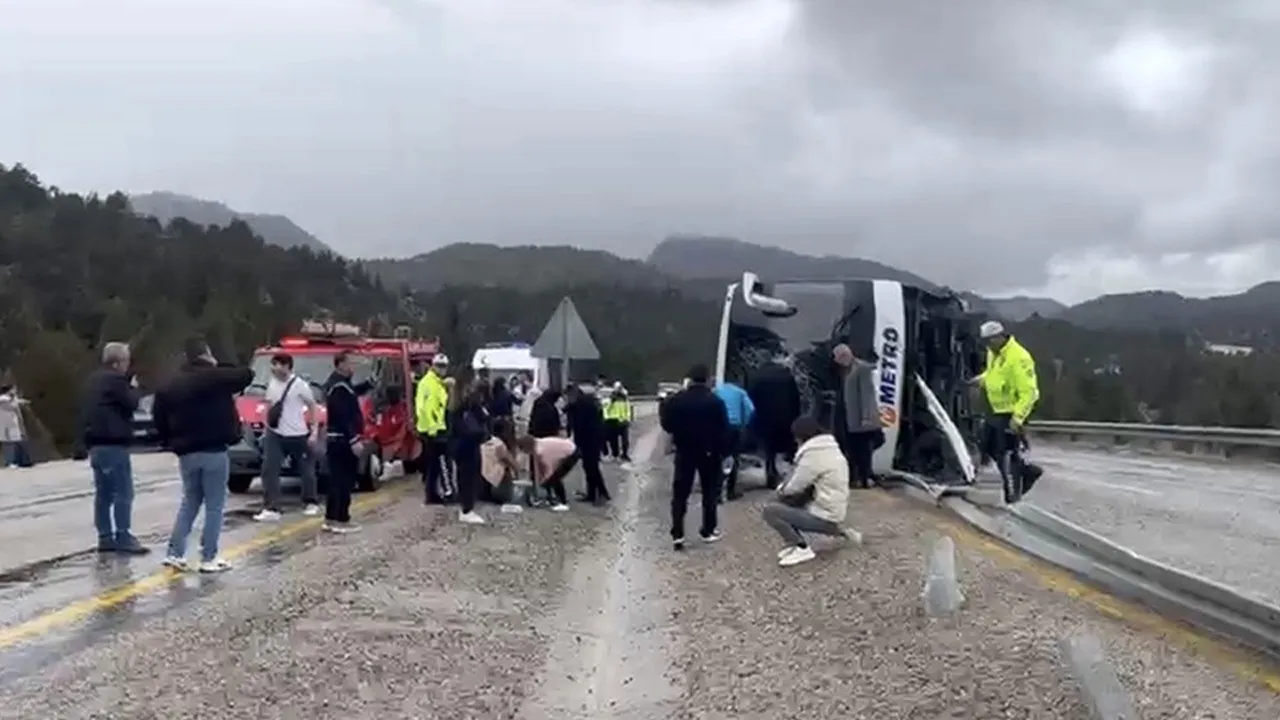 Konya'da yolcu otobüsü devrildi! Çok sayıda yaralı var