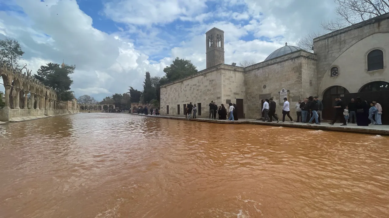 Şanlıurfa'yı sağanak vurdu: Balıklıgöl'ün suyu çamura döndü!