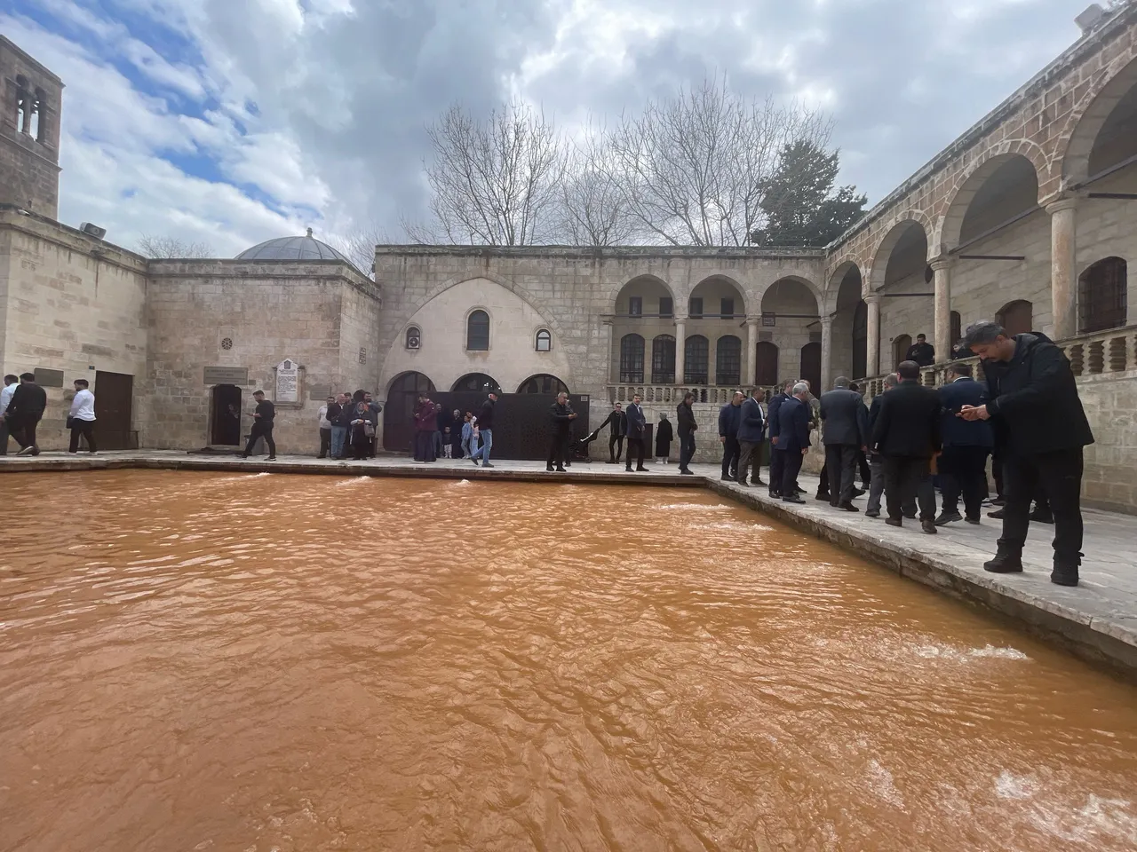 Şanlıurfa'yı sağanak vurdu: Balıklıgöl'ün suyu çamura döndü!