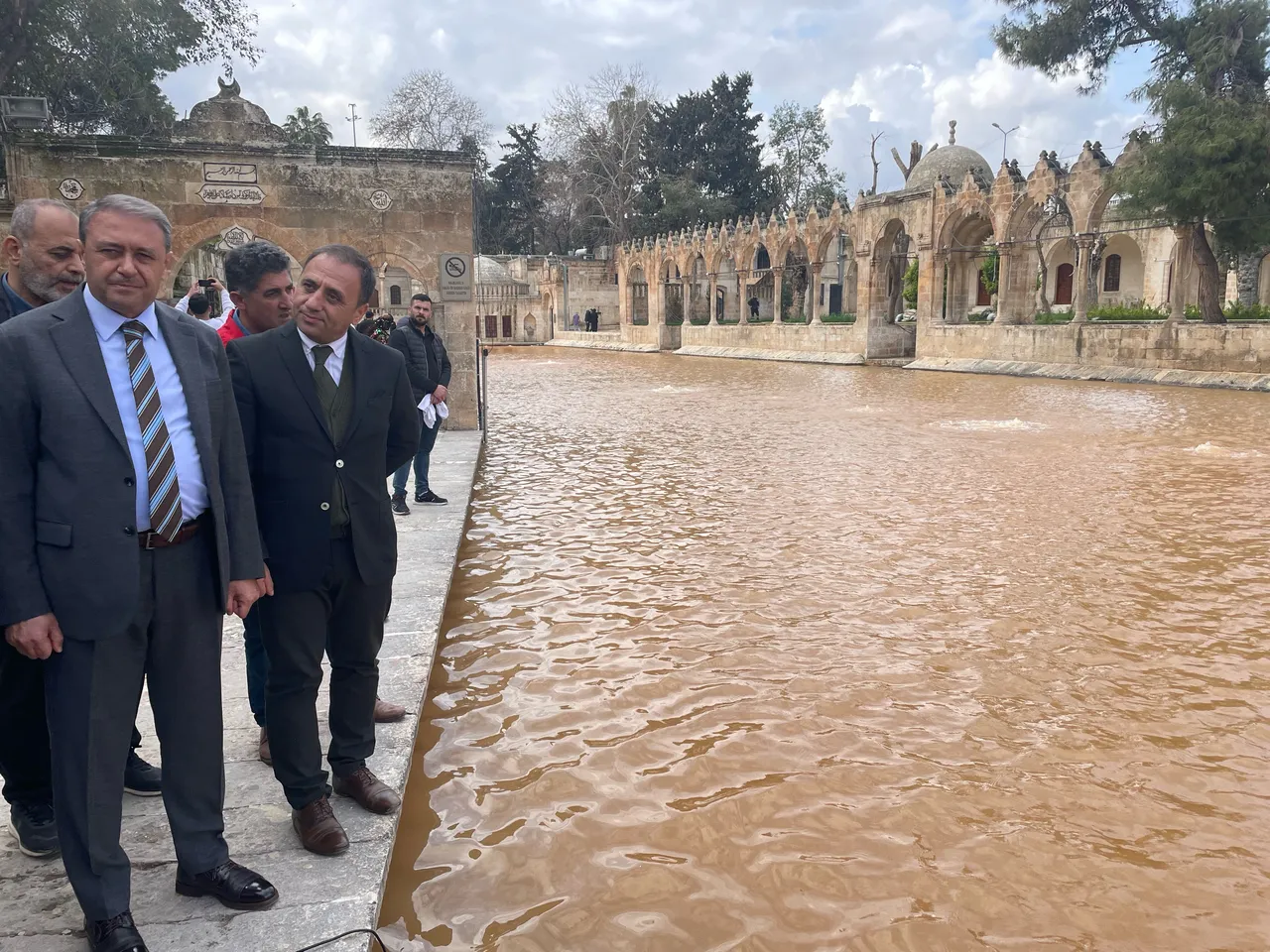 Şanlıurfa'yı sağanak vurdu: Balıklıgöl'ün suyu çamura döndü!