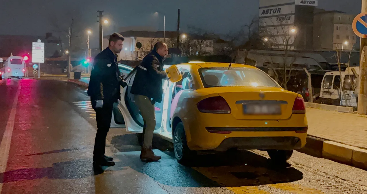 Seyir halindeki takside saldırı! Şoför omzundan bıçaklandı