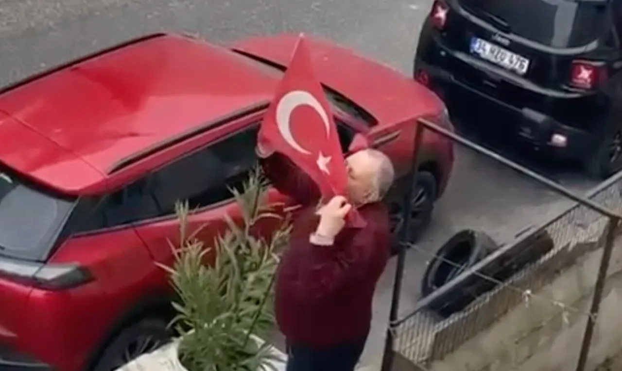 Yerde bulduğu Türk bayrağını öpüp başına koydu! Tekirdağ'da duygulandıran anlar