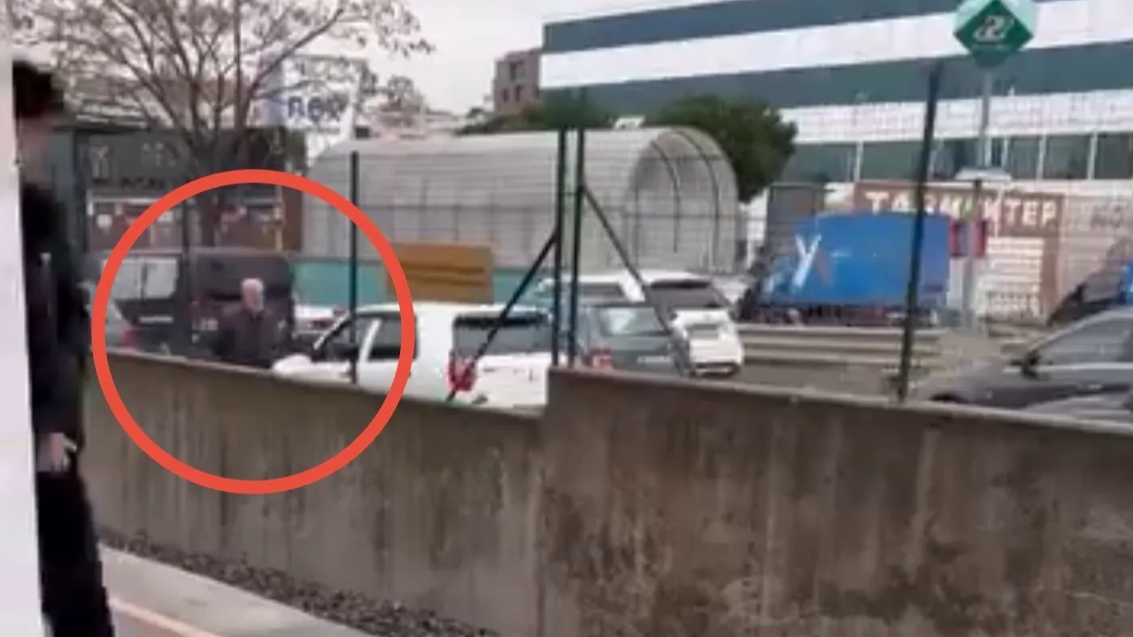 Bursa'da yolunu kaybeden yaşlı adamın tehlikeli yürüyüşü! Araçların arasında böyle ilerledi