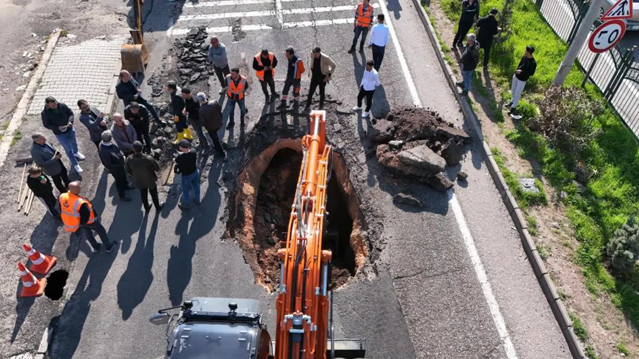 Diyarbakır-Silvan kara yolunda çökme meydana geldi!