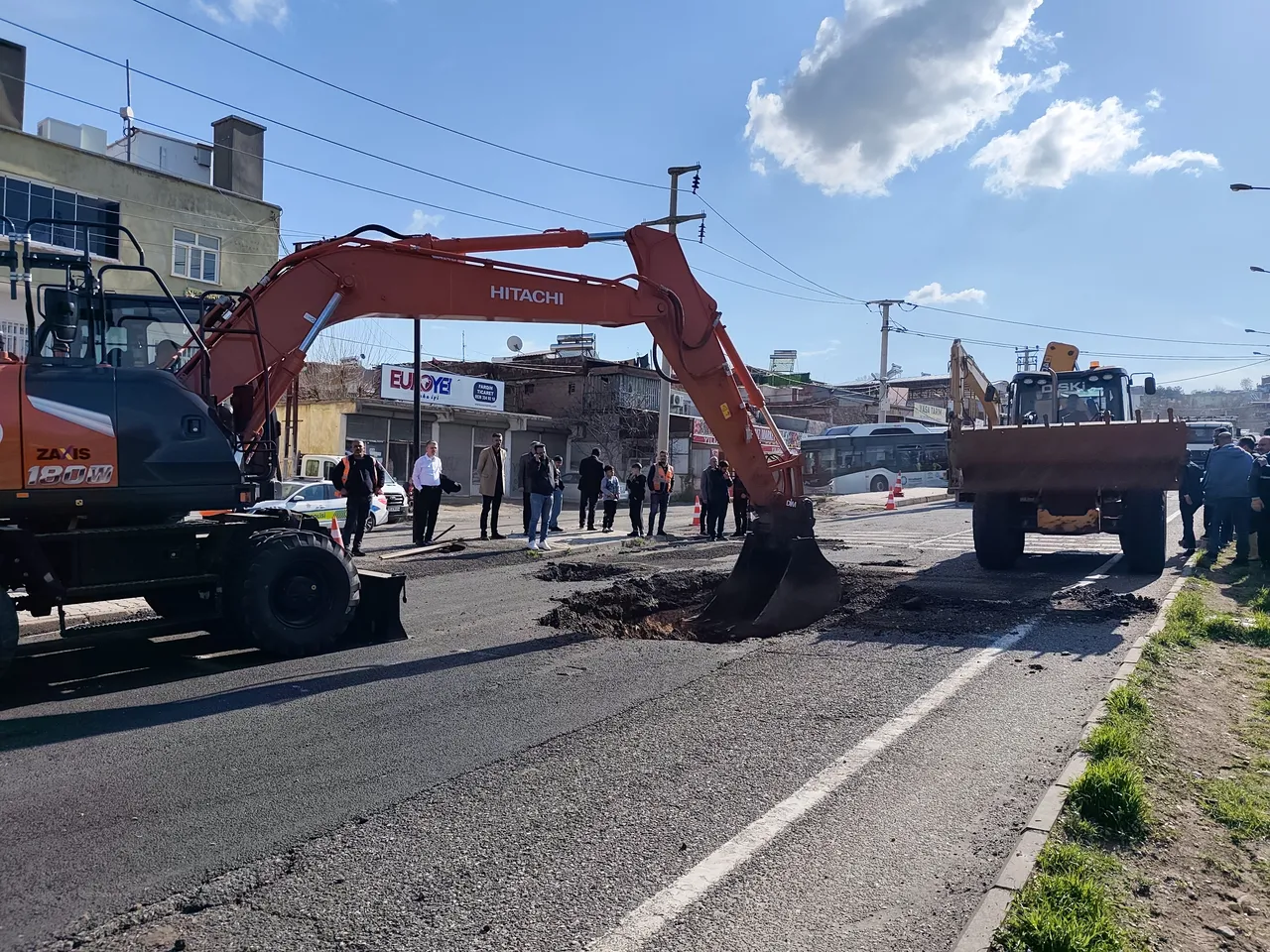 Diyarbakır-Silvan kara yolunda çökme meydana geldi!