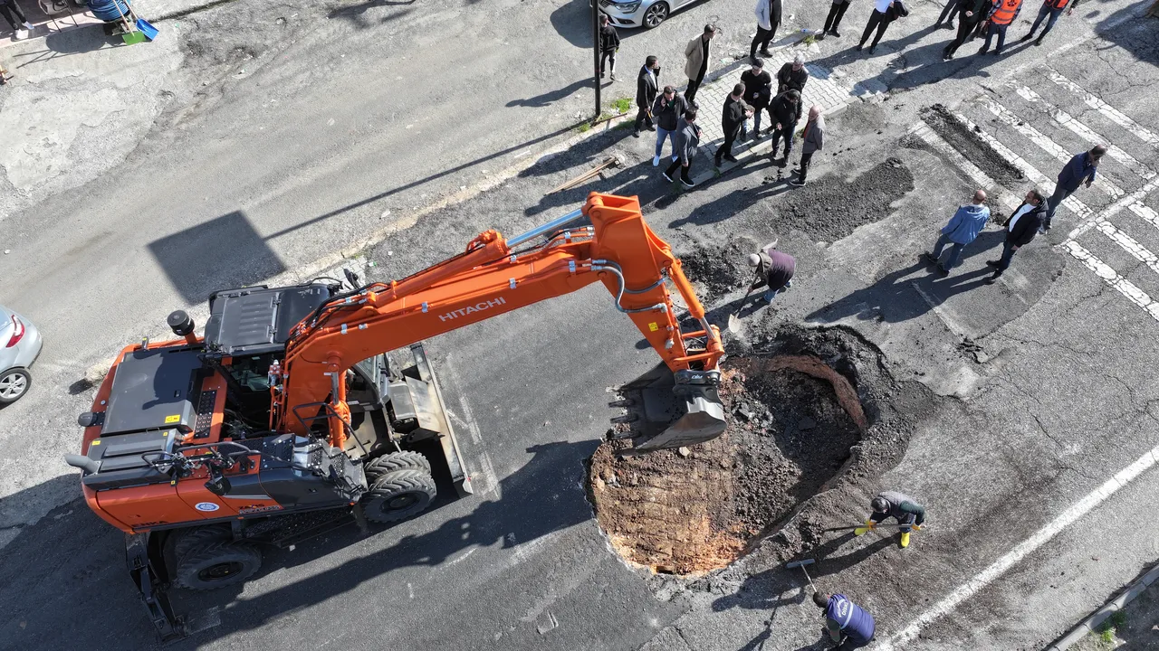 Diyarbakır-Silvan kara yolunda çökme meydana geldi!