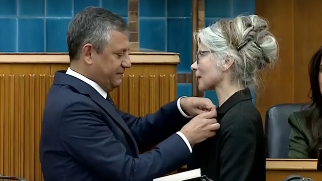 Emine Ülker Tarhan, 12 yıl sonra CHP'ye döndü! Rozetini Özgür Özel taktı