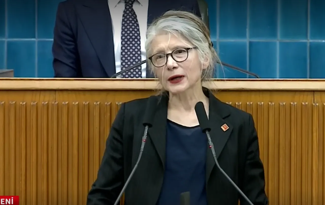 Emine Ülker Tarhan, 12 yıl sonra CHP'ye döndü! Rozetini Özgür Özel taktı