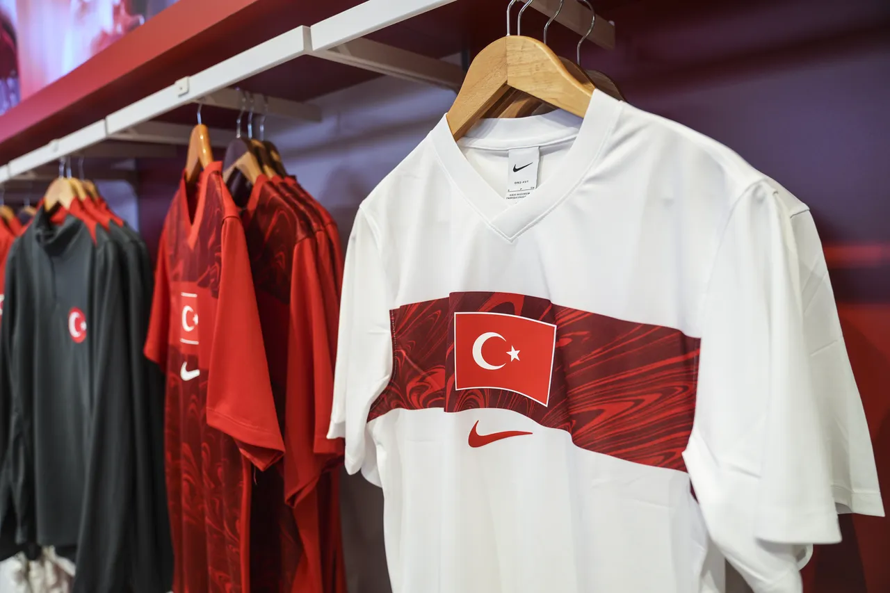 Hacıosmanoğlu: Kulüp mağazalarında milli takım stantları açmayı düşünüyoruz.