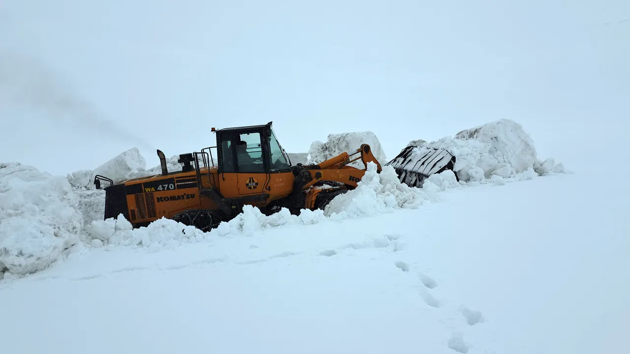 Kar kalınlığı 5 metre! 3 aydır ulaşıma kapanan Van-Bahçesaray yolunda çalışma başladı