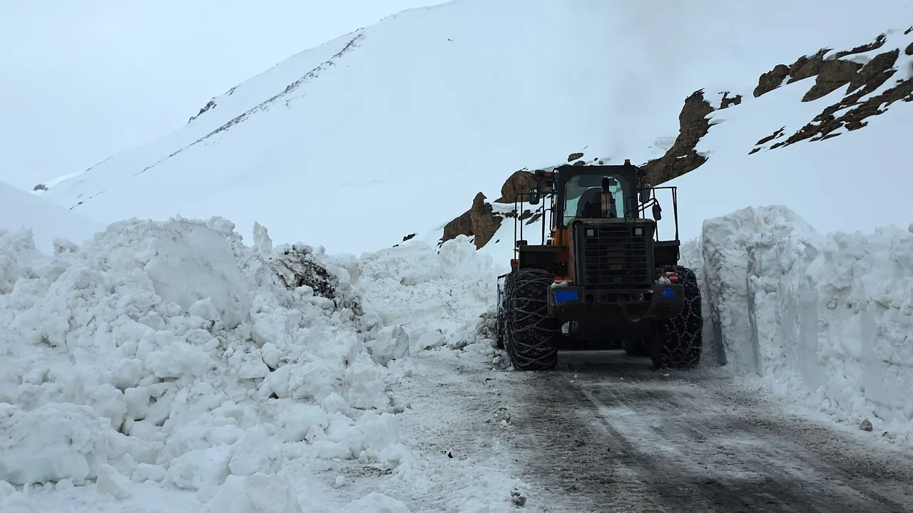 Kar kalınlığı 5 metre! 3 aydır ulaşıma kapanan Van-Bahçesaray yolunda çalışma başladı