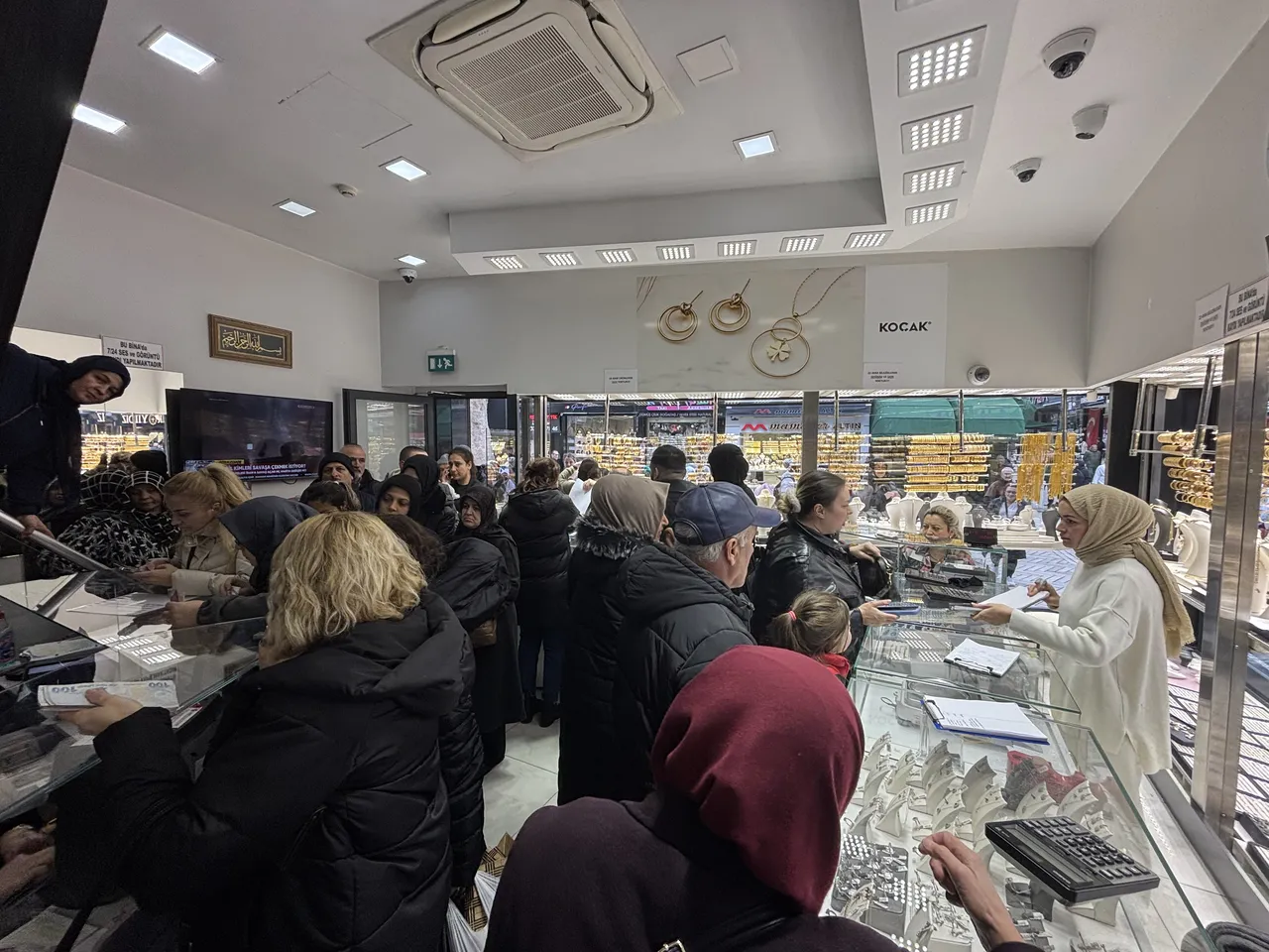 Kuyruğun başı var sonu yok! Vatandaş akın etti! Gram, çeyrek hepsi tükendi