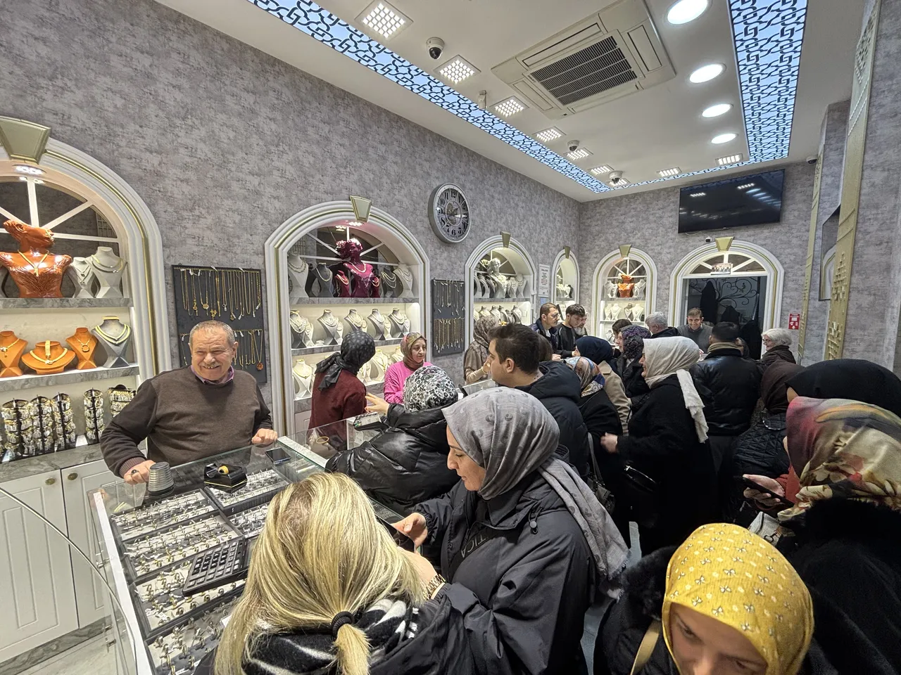 Kuyruğun başı var sonu yok! Vatandaş akın etti! Gram, çeyrek hepsi tükendi