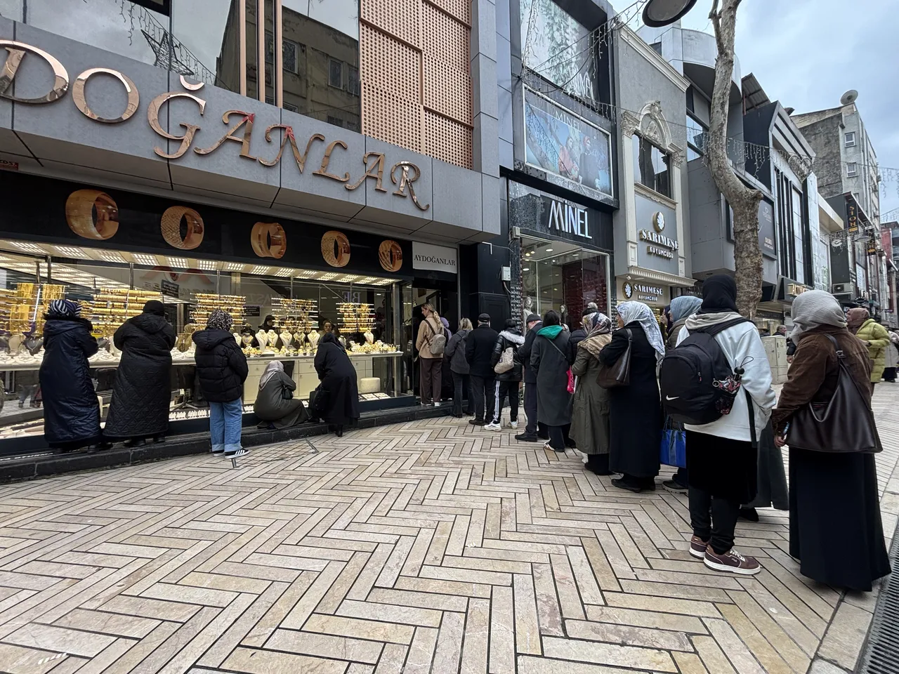 Kuyruğun başı var sonu yok! Vatandaş akın etti! Gram, çeyrek hepsi tükendi