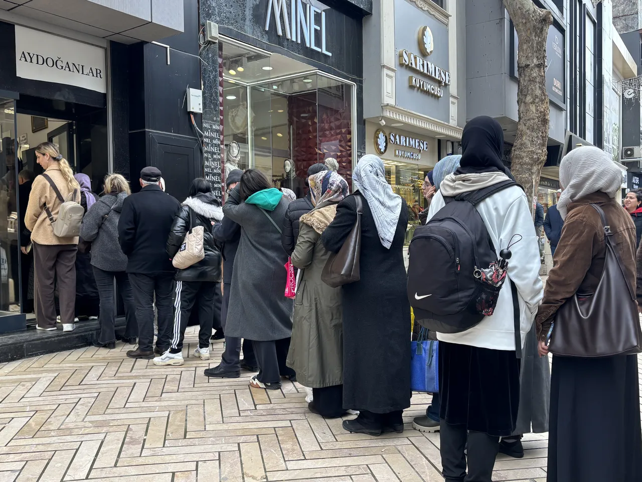 Kuyruğun başı var sonu yok! Vatandaş akın etti! Gram, çeyrek hepsi tükendi