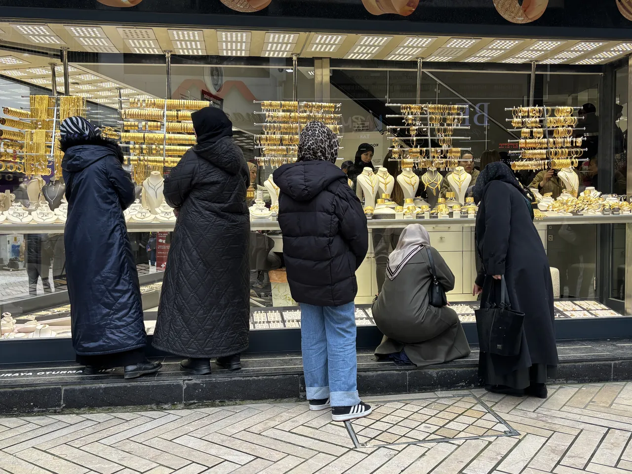Kuyruğun başı var sonu yok! Vatandaş akın etti! Gram, çeyrek hepsi tükendi