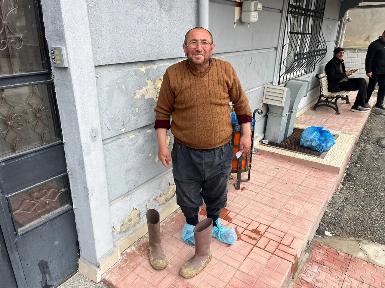 Malatya'da inşaat işçisinden örnek davranış! Kirli çizmelerini çıkarıp galoşla girdi
