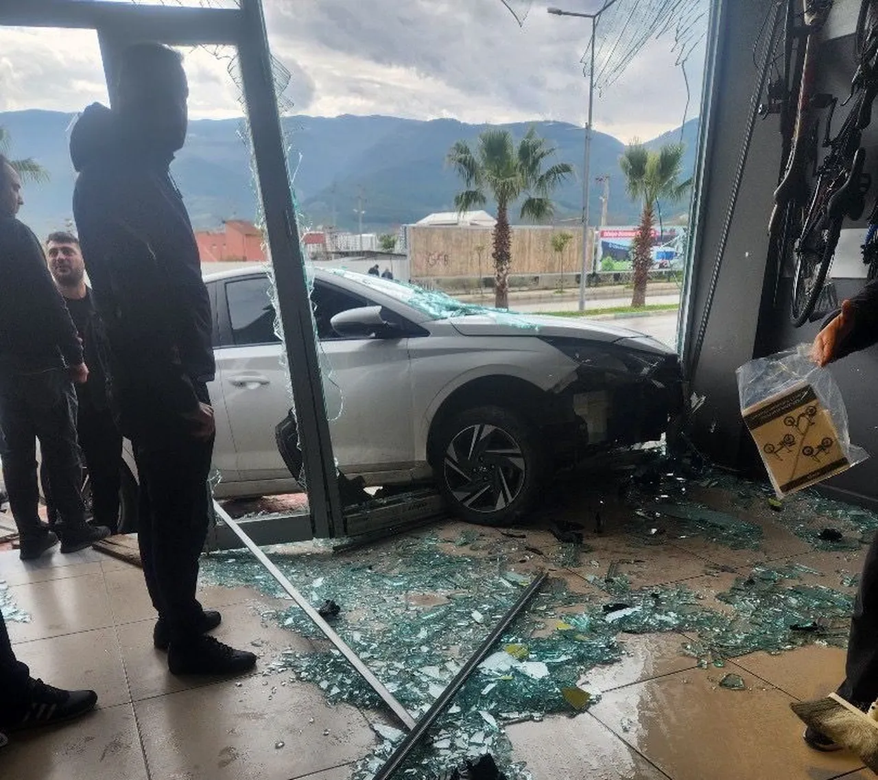 Osmaniye'de kontrolden çıkan otomobil iş yerinin vitrininden içeri girdiği anlar kamerada