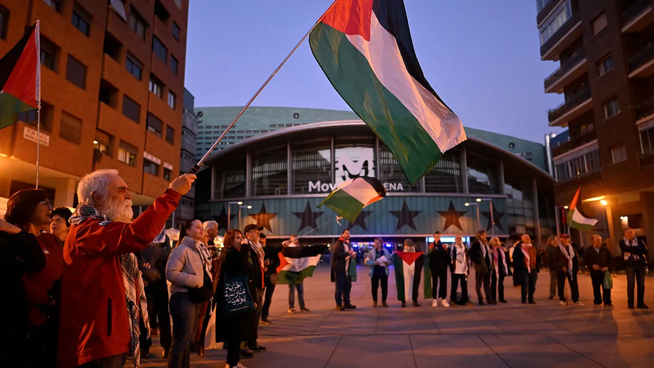 Real Madrid maçı öncesi İsrail ekibi protesto edildi