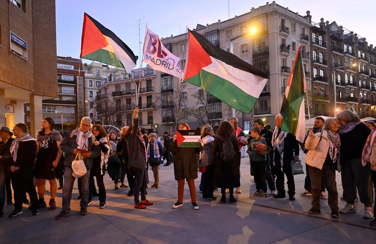 Real Madrid maçı öncesi İsrail ekibi protesto edildi