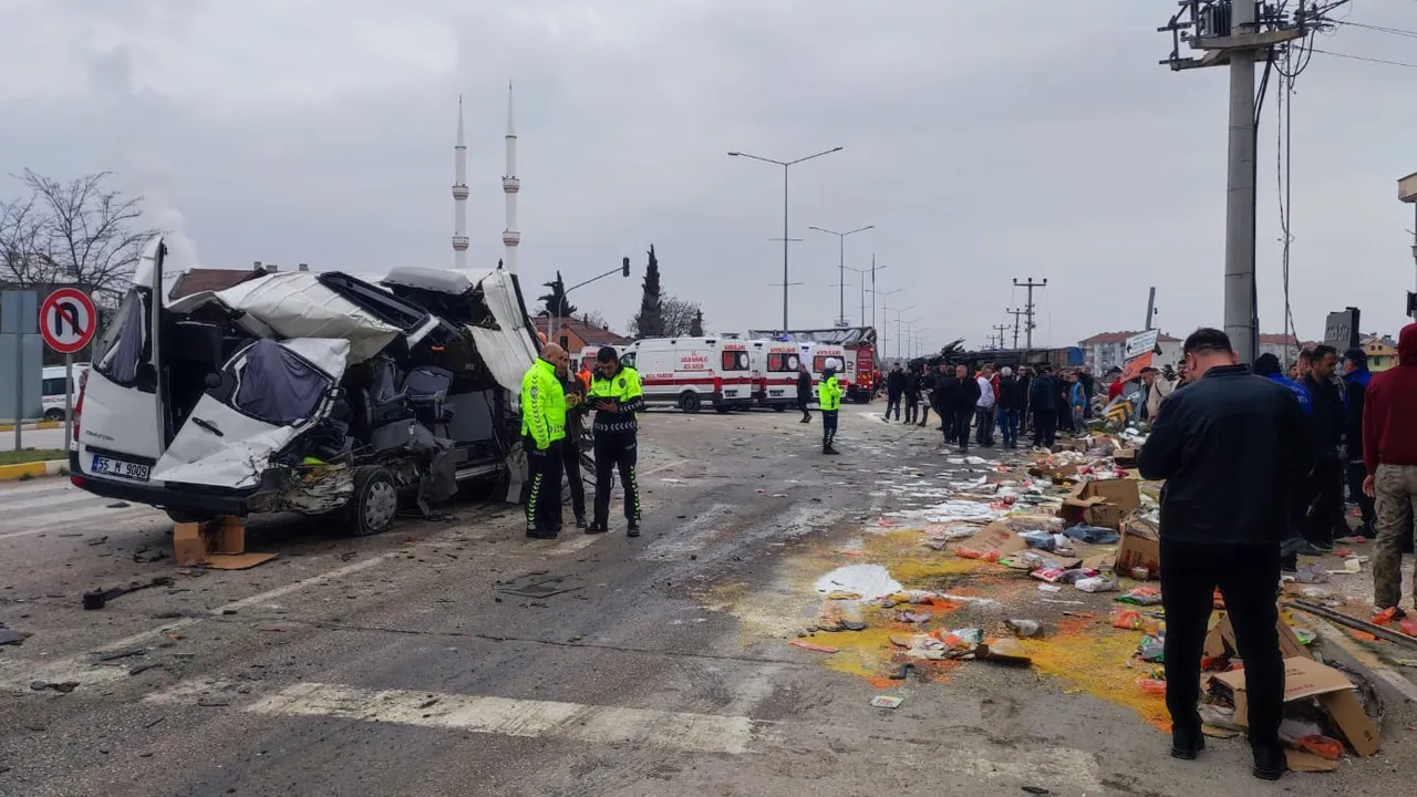 Samsun'da freni patlayan tır dehşet saçtı: 10'u öğrenci 18 kişi yaralandı