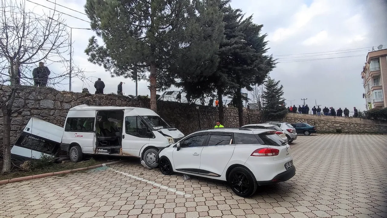 Samsun'da freni patlayan tır dehşet saçtı: 10'u öğrenci 18 kişi yaralandı