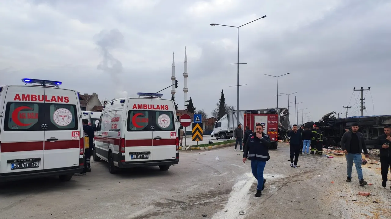Samsun'da freni patlayan tır dehşet saçtı: 10'u öğrenci 18 kişi yaralandı