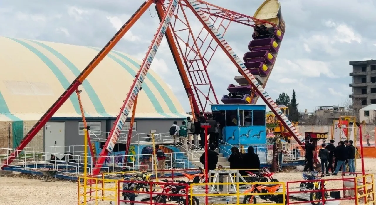 Şanlıurfa'da eğlence kabusa döndü! Gondoldan inen gençler birbirine girdi