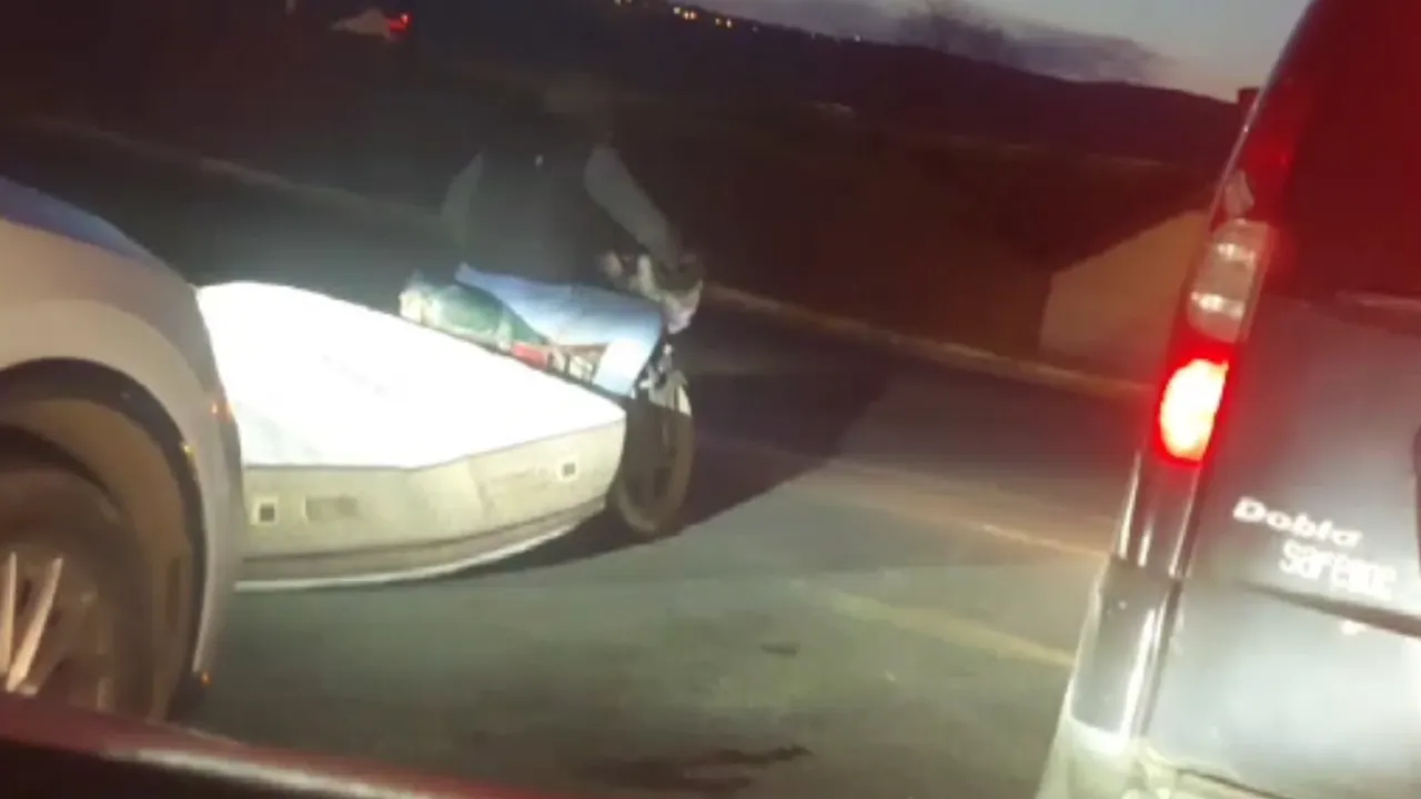 Tekirdağ'da pes dedirten görüntü! Motosikletle yatak taşıdı