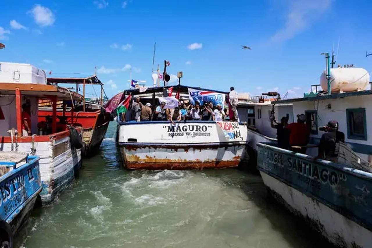 ı. Ocak ayından bu yana adayı karanlığa mahkum eden ABD ablukası, aktivistlerin "Granma 2.0" adını verdiği o gemiyle ilk kez delindi