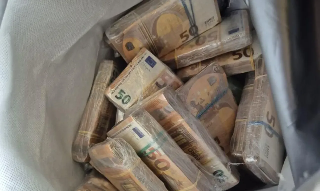 Türkiyeye getiriyordu! Çikolata dolu çantadan servet çıktı