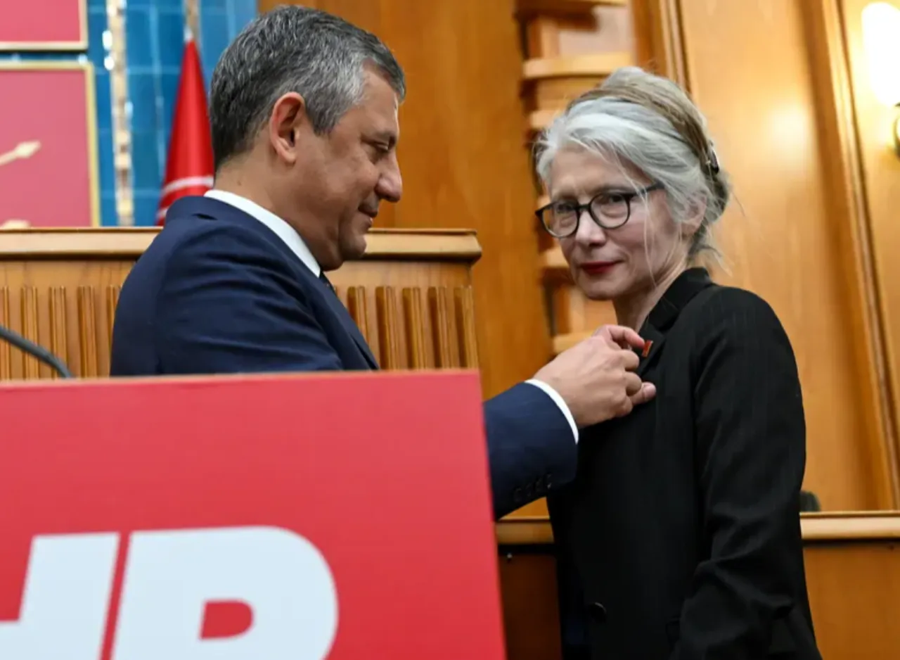 Tarhan'ın rozetini CHP Genel Başkanı Özgür Özel taktı