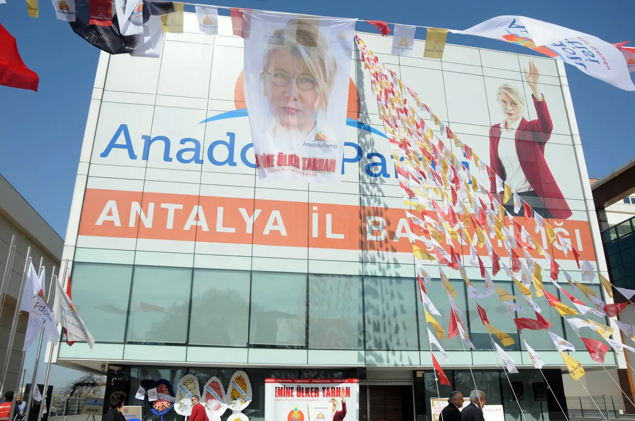 "Yarışın galibi Erdoğan" diyerek gitmişti! CHP'de 12 yıl önce yaşanan Emine Ülker Tarhan depremi