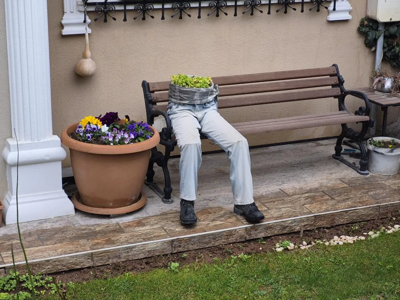 Bu nasıl bahçe dekorasyonu? Gören hem şaşırıyor, hem ürküyor