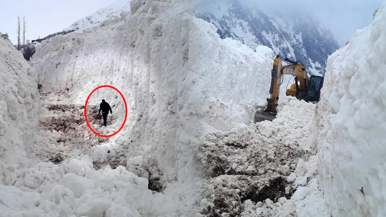 Devasa kar kütleleri az kalsın köyü yutuyordu! İnsan boyunun 3 katını aştı, tüneller oluştu